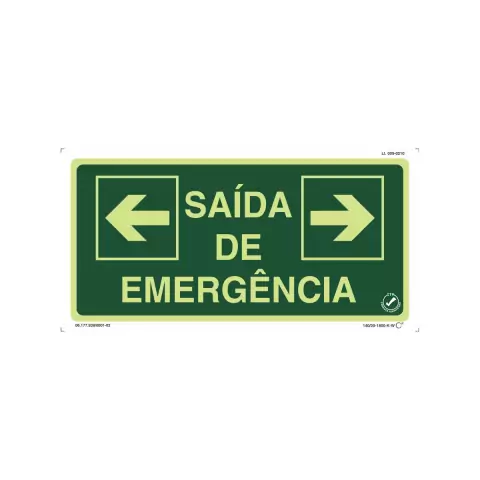 Placa fotoluminescente de sinalização indicando a saída de emergência, com setas apontando para a esquerda e direita.
