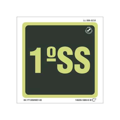 Placa de sinalização fotoluminescente indicando o primeiro subsolo, com dimensões de 14 x 14 cm.