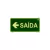 Placa de sinalização fotoluminescente indicando saída à esquerda, com fundo verde e texto em destaque.