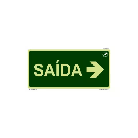 Placa de sinalização fotoluminescente indicando saída à direita, com fundo verde e texto em destaque.