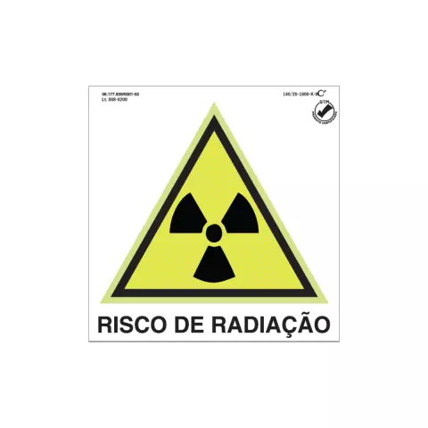 Placa de sinalização fotoluminescente com símbolo de risco de radiação, medindo 20 x 20 cm.
