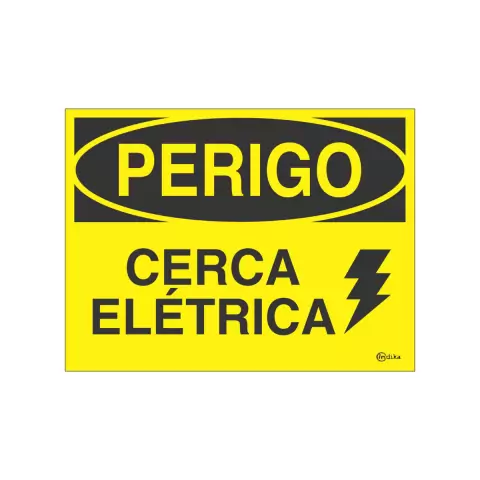 Placa de sinalização de perigo sobre cerca elétrica, com fundo amarelo e texto em preto.