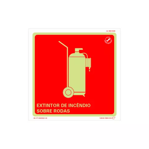 Placa de sinalização fotoluminescente para extintor de incêndio sobre rodas, em fundo vermelho com texto em destaque.