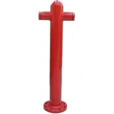 Coluna de hidrante industrial do tipo T, destacando sua cor vermelha e formato vertical.