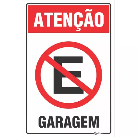 Placa de sinalização "Atenção Garagem" com símbolo de proibição de estacionamento.