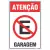 Placa de sinalização "Atenção Garagem" com símbolo de proibição de estacionamento.