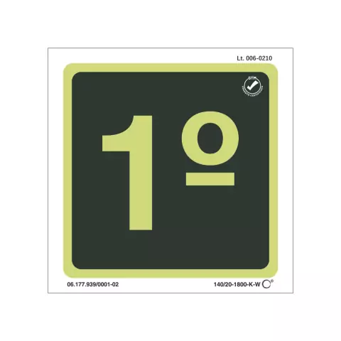Placa de sinalização fotoluminescente indicando o 1º andar, com fundo escuro e números claros.