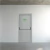 Porta corta fogo cinza de 120 x 210 x 5 cm com sinalização de saída de emergência