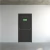 Porta corta-fogo preta modelo P-90 com sinalização de emergência.