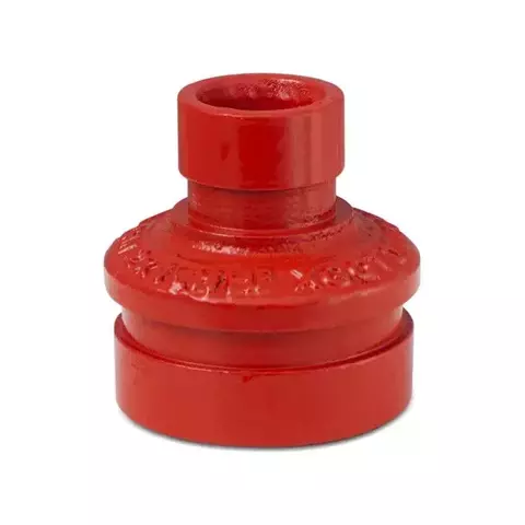 Redução concêntrica ranhurada na cor vermelha, utilizada em sistemas de combate a incêndio.