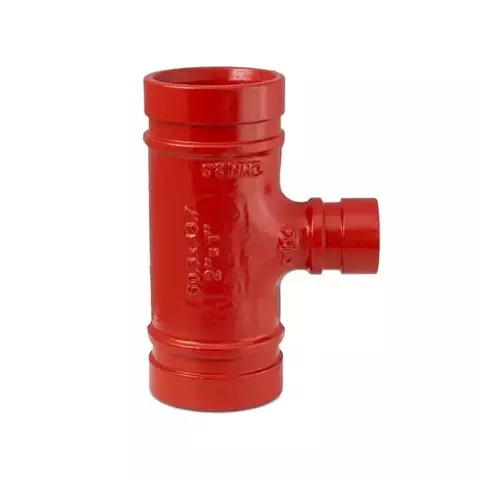Tee de redução ranhurado na cor vermelha, utilizado em sistemas de combate a incêndio.