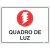 Placa de sinalização "Quadro de Luz" com símbolo de raio em fundo vermelho, indicando localização de equipamentos elétricos.