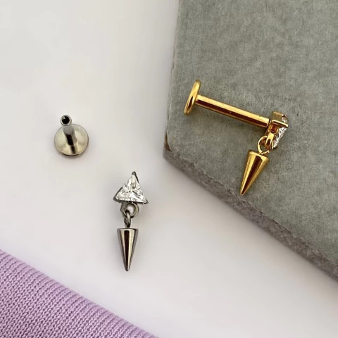 Piercing Titânio Labret Triangulo Spike - comprar online