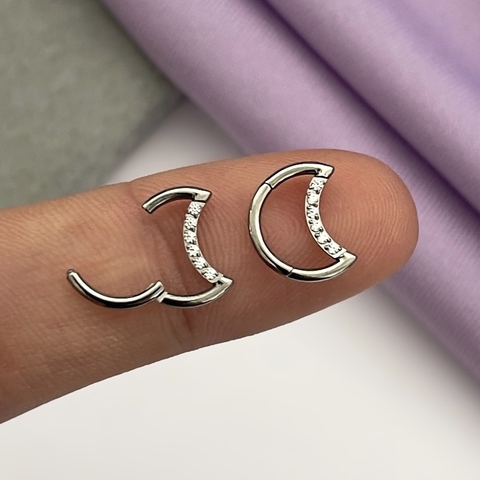 Piercing Titânio Lua Cravejada