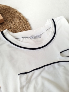Remera blanca con vivo negro - tienda online