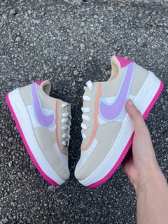 Nike Beje símbolo lilás