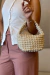 Bolsa Bunny Pérolas em mãos, destacando seu design elegante e detalhes em pérolas.