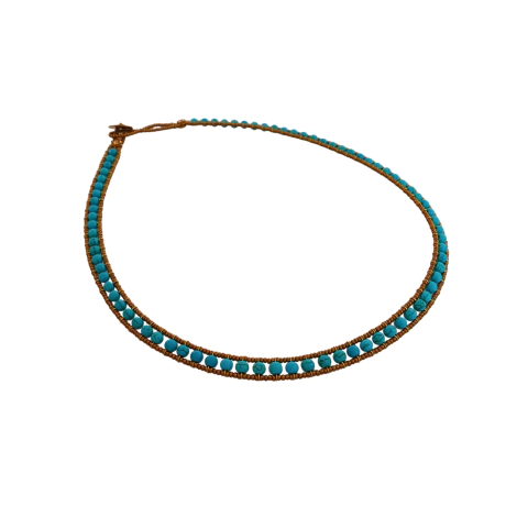 Colar Tramado Caribe com detalhes em azul e dourado, ideal para ocasiões especiais.