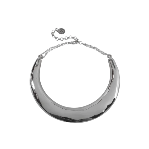 Maxi colar bold em prata com design minimalista, ideal para compor looks elegantes.