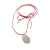 Cordão de couro sintético vermelho, com 1,65mt de comprimento, ideal para composições criativas.
