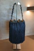bolsa com tramada com franjas azuis