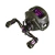 Reel rotativo Colony Akira XT derecho para baitcasting, color negro con detalles en violeta, con manija de aluminio y mango ergonómico.