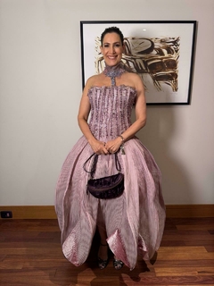 Mulher de vestido comprido usando bolchete de veludo franzido vinho cmo acessorio