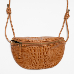 Bolchete caramelo com textura croco e zíper dourado, com alça ajustável