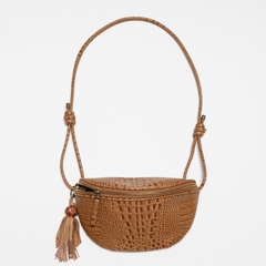 Bolchete caramelo com estampa croco e pingente de tassel em couro sintético