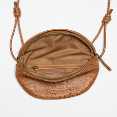 Bolchete caramelo com textura croco aberta mostrando o interior em tecido com bolso de zíper