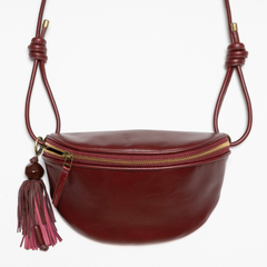 Bolchete burgundy em couro com zíper dourado e pingente de franjas tipo tassel