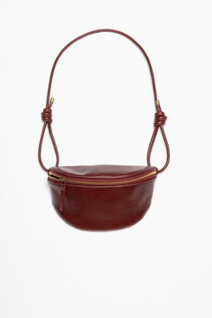 Bolchete burgundy em couro com zíper dourado e alça ajustável em couro