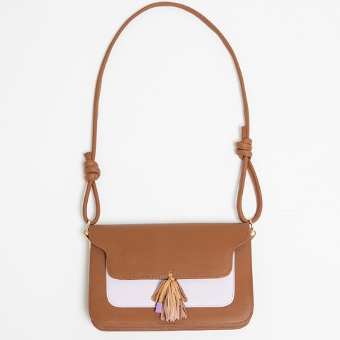 Bolsa feminina de couro caramelo com detalhe lavanda e tassel decorativo, alça longa ajustável com nós