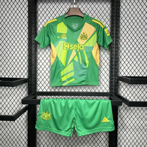 Conjunto Infantil Newcastle 24/25 Verde - Camisa e Short - comprar online