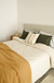 Cubre edredon canela y crudo Queen - comprar online