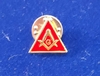 Pin - Triângulo Vermelho com Esquadro e Compasso