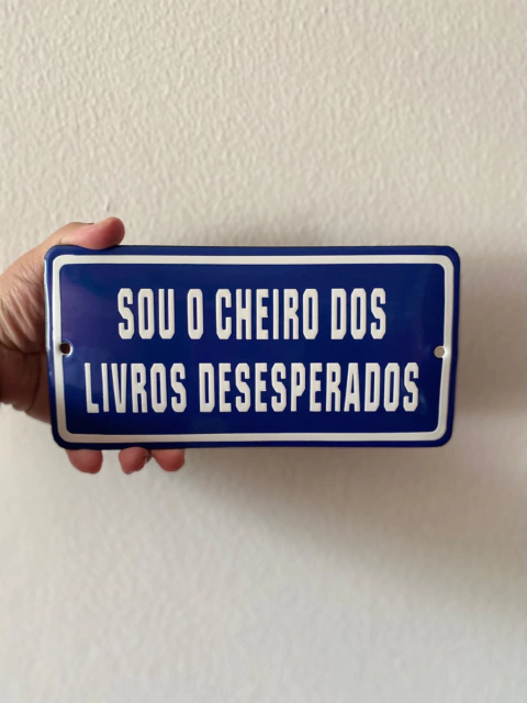 Sou o cheiro dos livros desesperados - comprar online