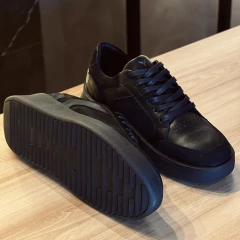 SNEAKER AKON ALL BLACK na internet