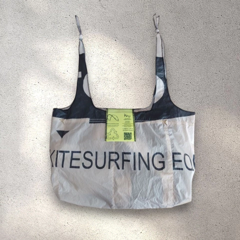 Bolsa reutilizable EtiK Bag 2025 ♻️ Edición Limitada♻️ REALIZADA A PARTIR DE VELAS DE KITE ♻️ - comprar online