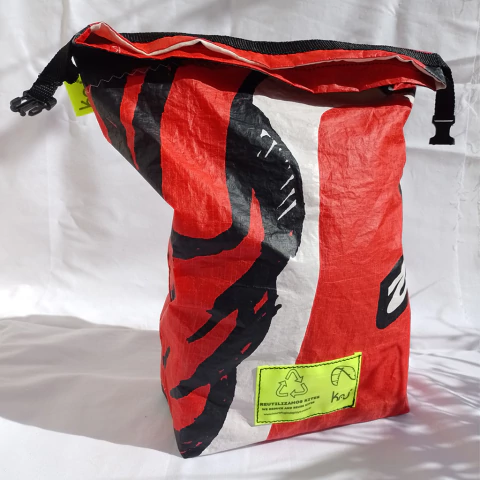 Bolso impermeable tipo estanco hecho A PARTIR DE VELAS DE KITE ♻️ Únicos disponibles - comprar online