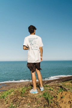 T-shirt Off Duty na internet