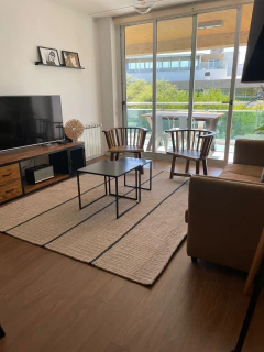 Alfombra de yute con raya fina negra