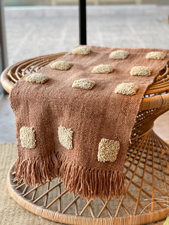 PIE DE CAMA MARRON CON BORDADO