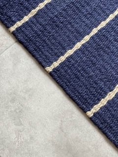 Alfombra de yute azul con rayas