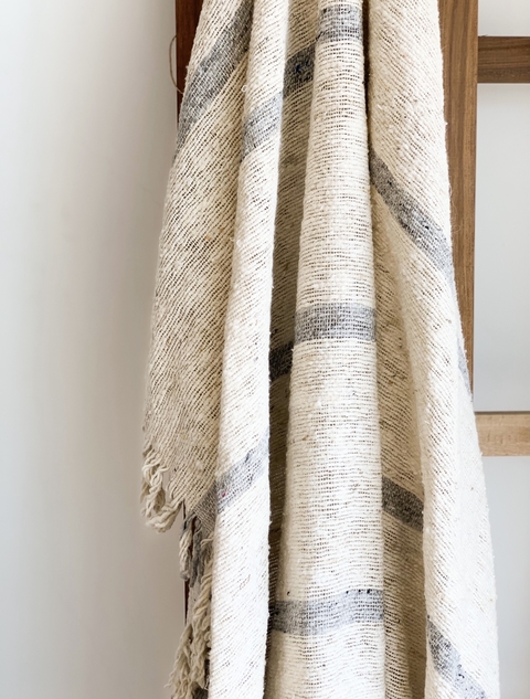 Manta ginebra color crudo y gris