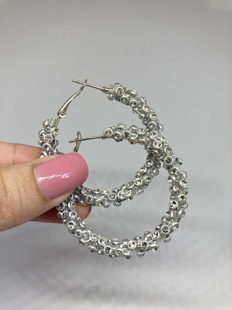 Argola de strass prata (BIJUTERIA)