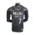 Regata basquete NBA Brooklyn Nets na cor predominante Preta com detalhes nas laterais azul, branco e vermelho com a logotipo da Nike na parte da frente nomes e número em branco e nas costas nomes em amarelo e numero em branco.