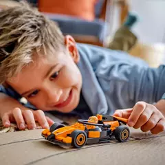 Piloto de F1 com Carro de Corrida McLaren (Lego City) na internet