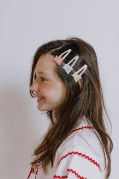 Clip Ursinho Valentines Tons Acetinado Pastel Amarelo Branco e Rosa - comprar online