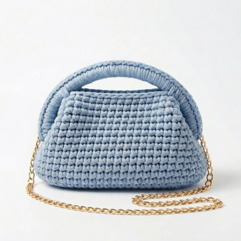Bolsa Cluth pequena Capri feita em Crochê com Corrente Dourada com fio de malha